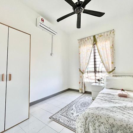 קאג'אנג Tropika Homestay Bangi With 3 Bedrooms מראה חיצוני תמונה