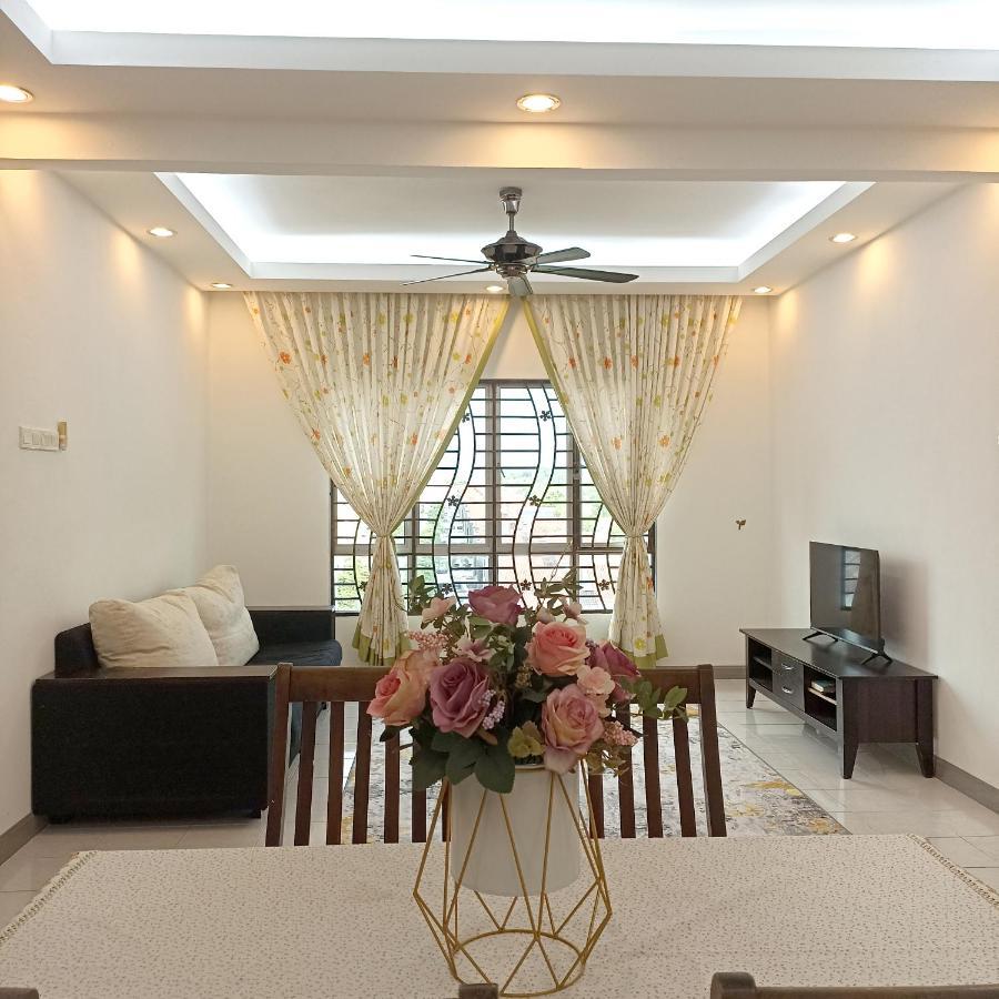 קאג'אנג Tropika Homestay Bangi With 3 Bedrooms מראה חיצוני תמונה