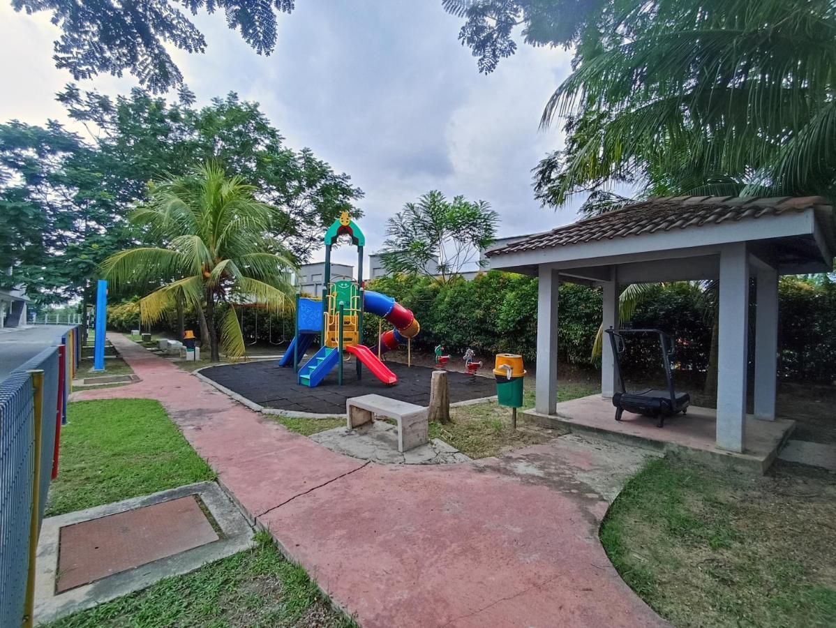 קאג'אנג Tropika Homestay Bangi With 3 Bedrooms מראה חיצוני תמונה